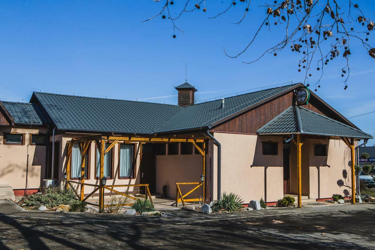Sztar Motel Etterem Balassagyarmat Exterior photo
